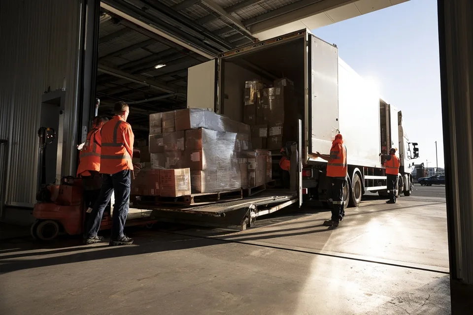 Door-to-door planning shipment constraints under logistics review